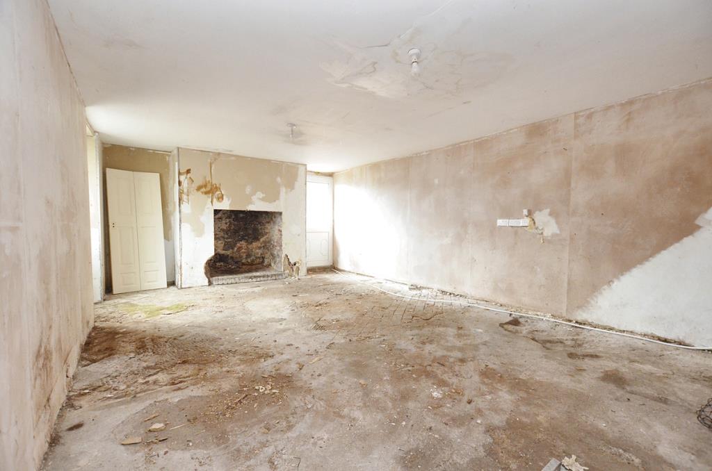 Lot: 58 - THREE STOREY TERRACED HOUSE FOR IMPROVEMENT - View of room on ground floor
